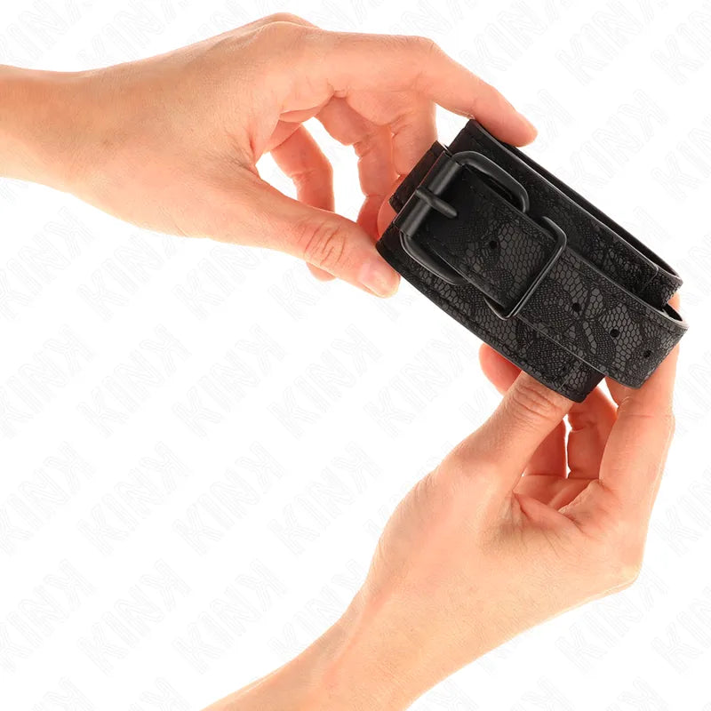 Bracelet BDSM en cuir noir véritable, boucle robuste, rembourrage ergonomique, idéal pour confort et sécurité.