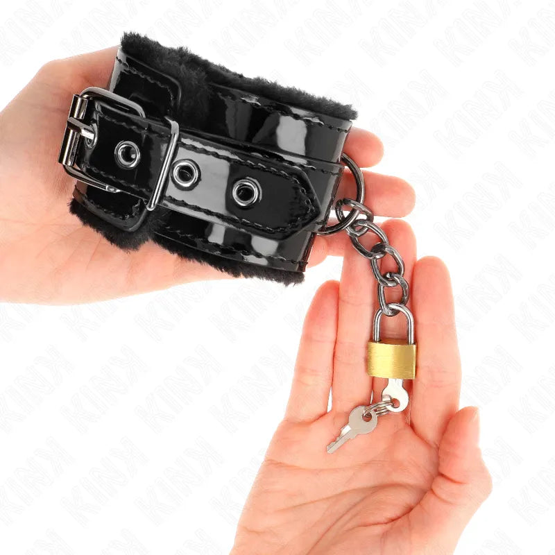 Bracelet BDSM cuir noir véritable, fermoir métallique robuste, chaîne et clés, élégant et sécuritaire.