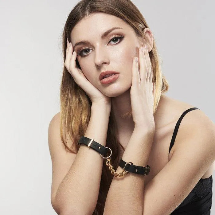 Bracelets menottes vegan élégants en polyuréthane recyclé, unisexe, mode BDSM, durables et sensuels, couleur contemporaine.