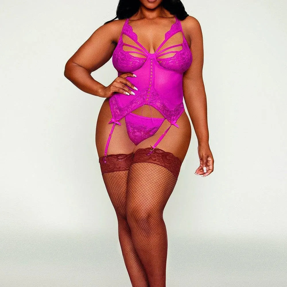 Bustier rose grande taille en résille avec dentelle florale, jarretelles réglables et string assorti, élégance et confort.
