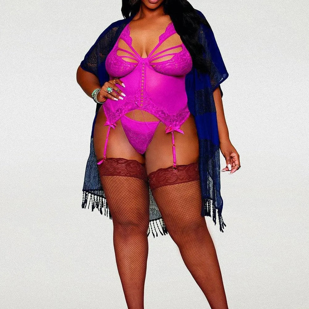 Bustier rose grande taille en résille et dentelle florale, jarretelles réglables, tanga assorti, élégance et séduction.