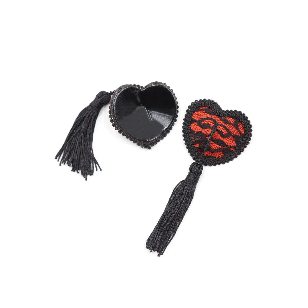 Cache-tétons cœur rouge dentelle noire satin polyester pompon noir, accessoire glamour et sensuel pour soirée élégante.