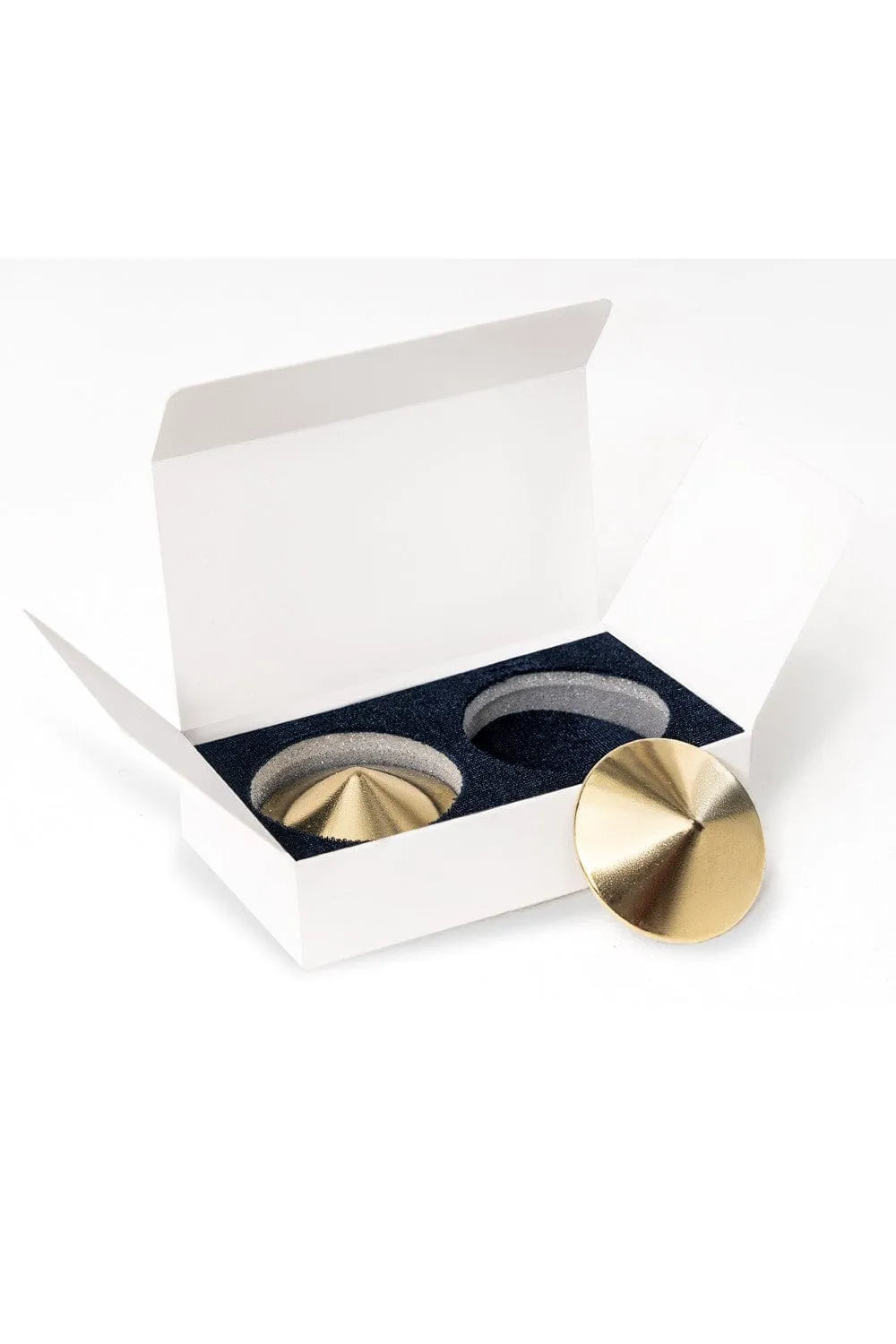 Cache-tétons plaqué or 24 carats dans boîte cadeau blanche, forme ronde élégante, luxe et raffinement féminin.