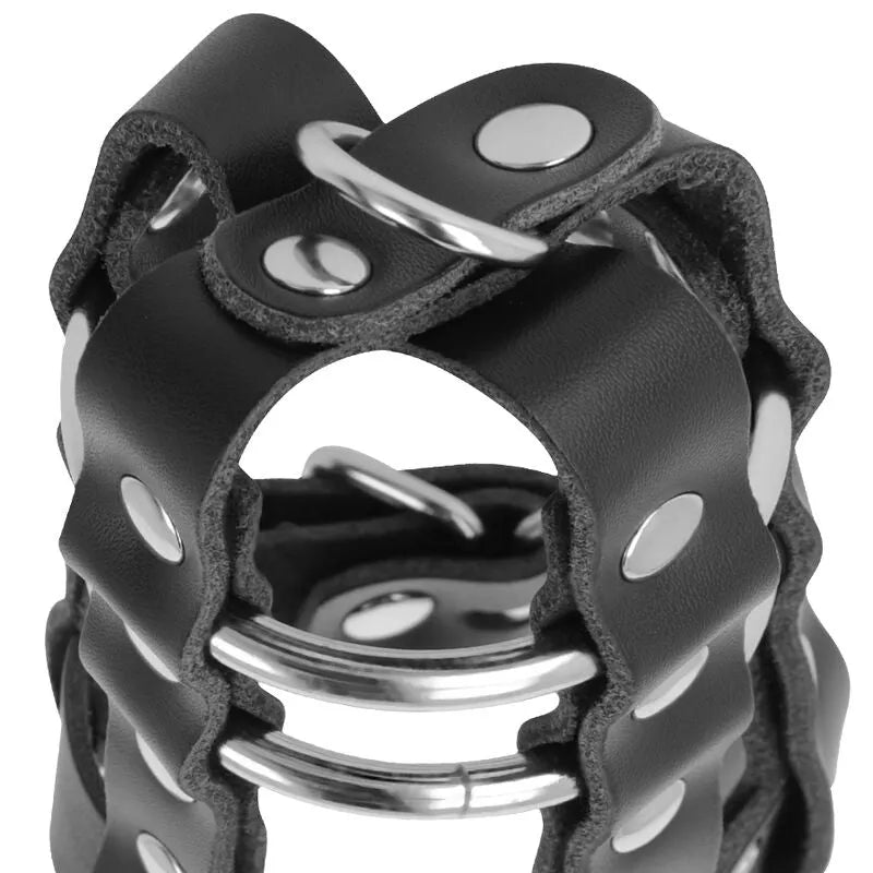 Cage de chasteté cuir végétalien noir, anneaux métalliques ajustables, design sécurisé et ventilé pour confort et hygiène.