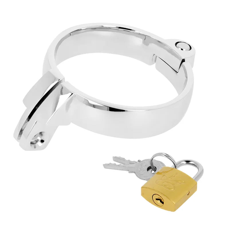 Cage pénis métal Ohmama argentée, design anatomique, cadenas doré inclus, sécurité et confort hypoallergénique.