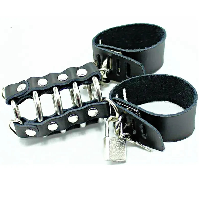 Cage pénis testicules métal argenté avec sangles noires ajustables, anneaux sécurisés, hypoallergénique, sans nickel.