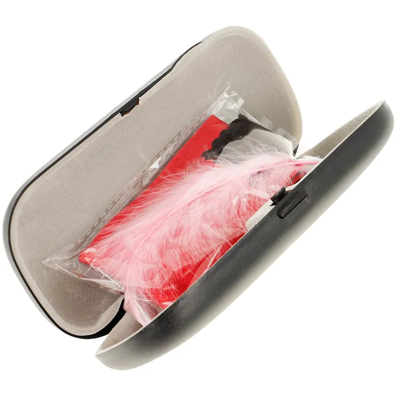 Coffret surprise noir avec ruban bondage rouge, plume rose, élégant et discret pour soirées sensuelles et romantiques.