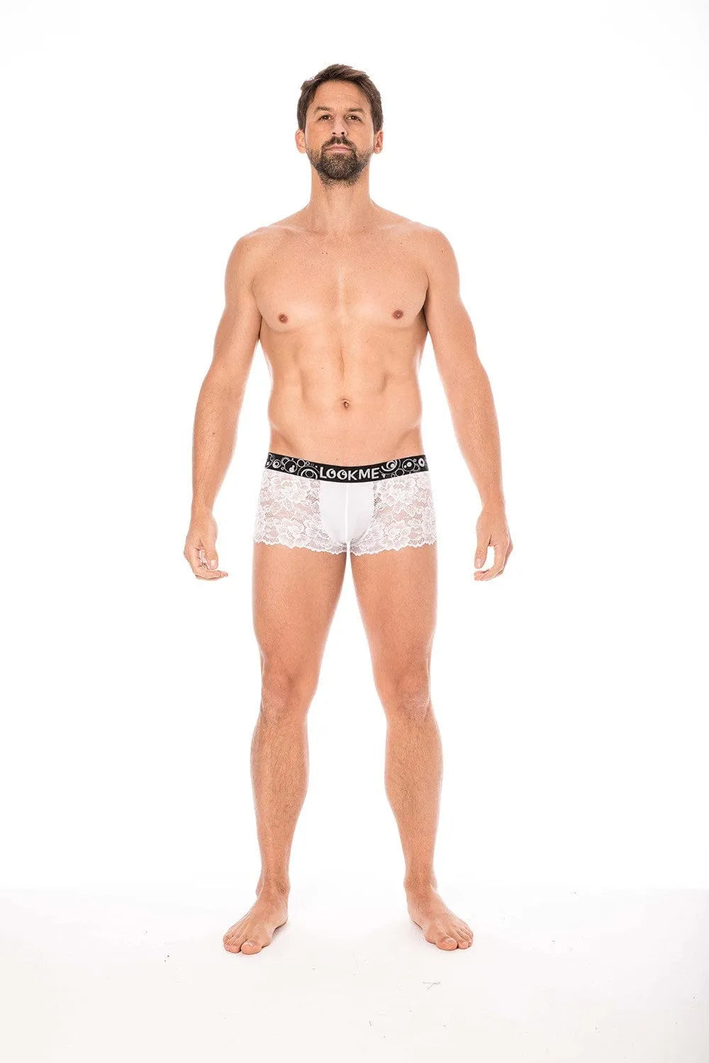Boxer homme blanc en dentelle florale, poche opaque, maintien ajusté, élégant et extensible, sur fond blanc.