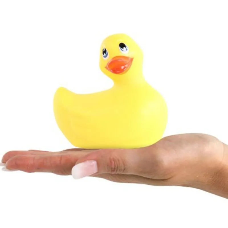 Canard de massage vibrant jaune, étanche, forme ludique, posé sur une main, 7 modes de vibration, relaxation.