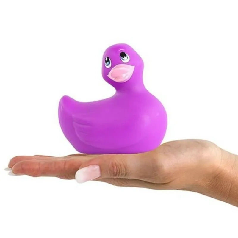 Canard vibromasseur violet étanche, mignon et compact, posé sur une main, idéal pour massage ciblé et relaxation.