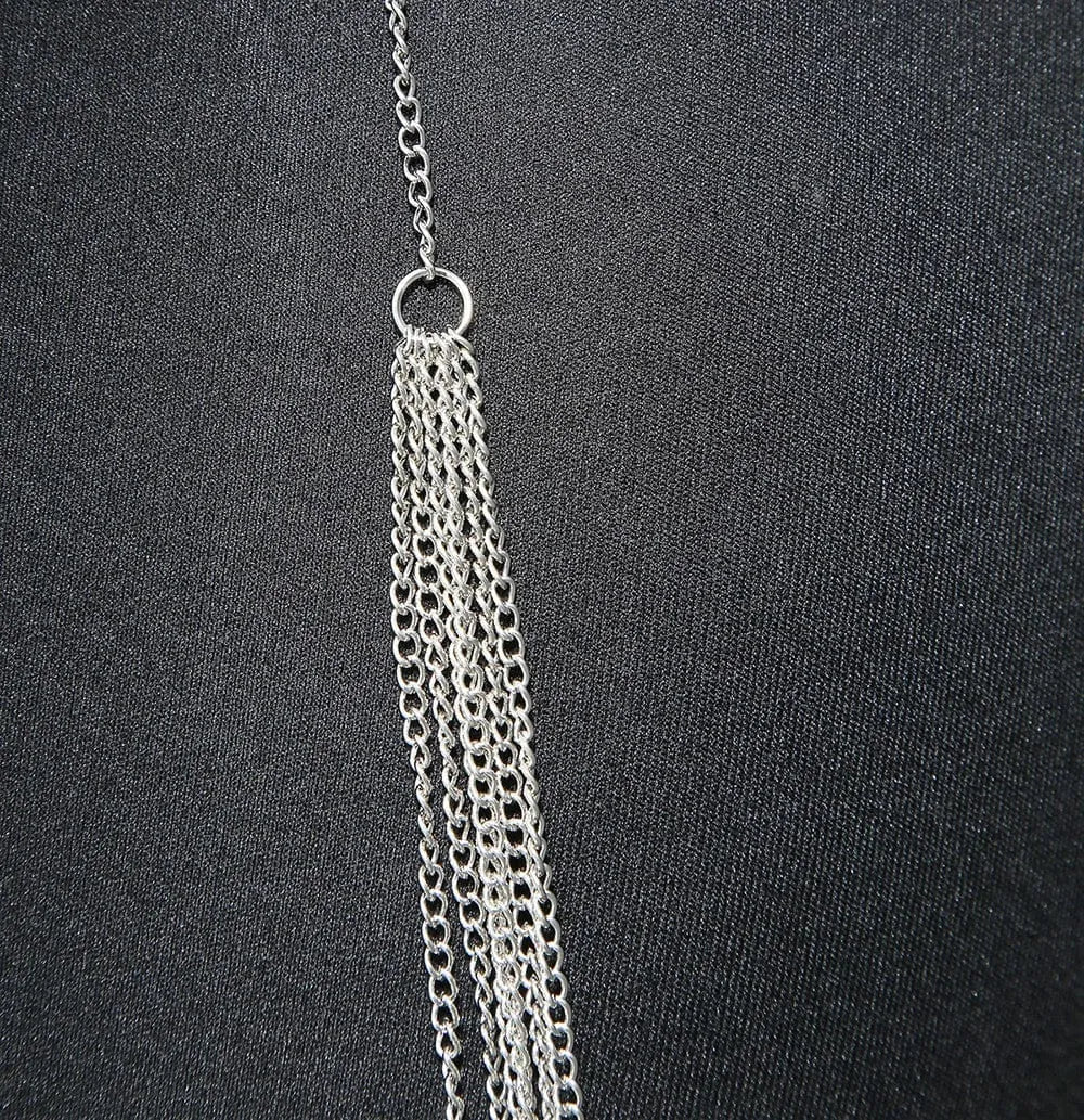 Chaîne de corps argentée élégante sur fond noir, attache nuque ajustable, finition brillante, par BE LILY Accessoires.