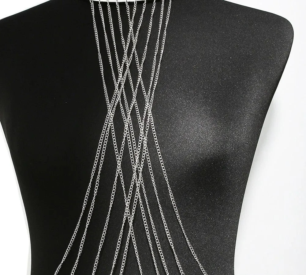 Chaîne de corps argentée délicate sur buste noir, design sophistiqué avec triple anneaux, glamour et élégante.