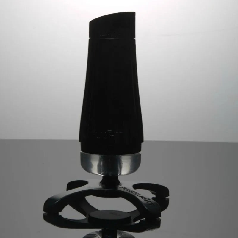 Chauffe-manches noir étanche, design moderne, sur support, pour expérience réaliste et confortable.