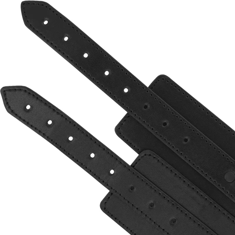 Chevillières BDSM en cuir vegan noir, ajustables, avec perforations et finitions soignées, par INTENSE FETISH.