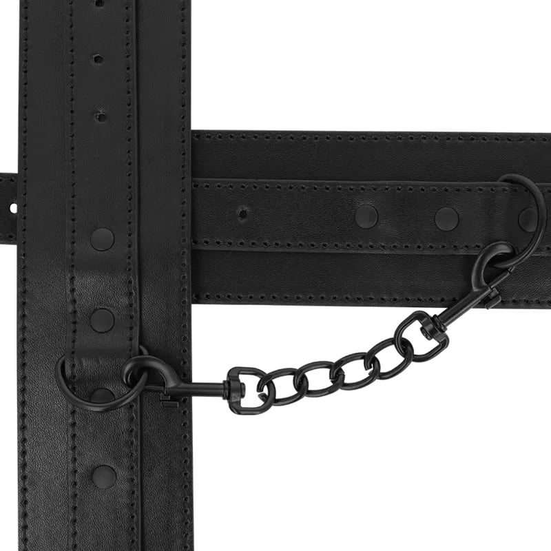 Chevillières BDSM noires en cuir vegan luxe avec chaînes et fermetures robustes, design élégant et discret.