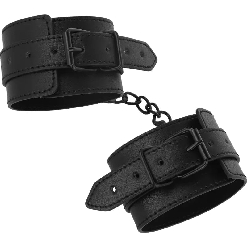 Chevilles BDSM en cuir vegan noir, réglables, robustes, avec fermetures solides et chaîne, design élégant et discret.