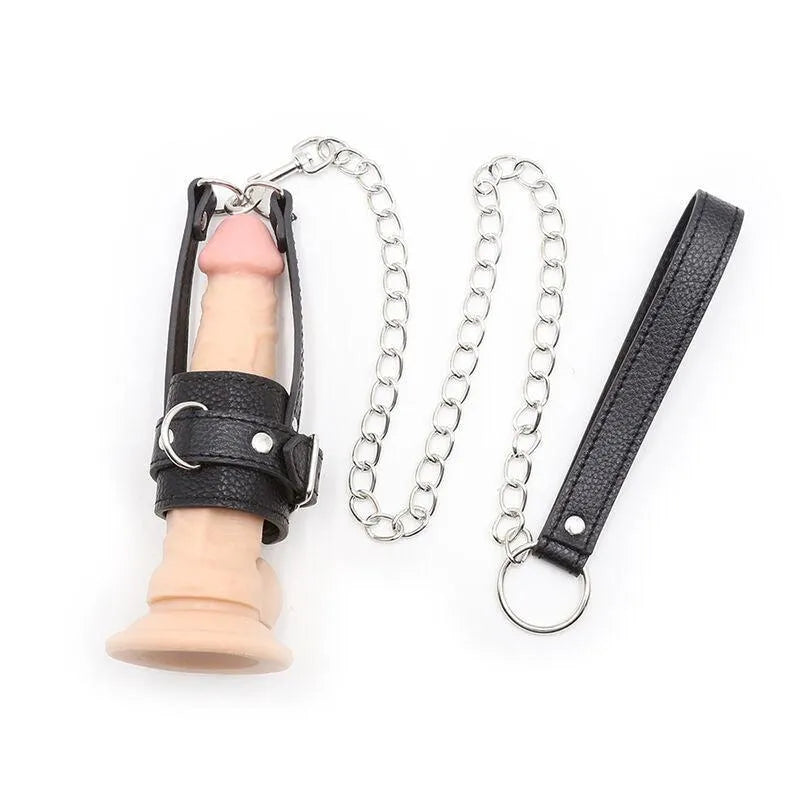 Anneau pénien ajustable en simili cuir noir avec chaîne métal robuste, design élégant pour confort et maintien optimal.