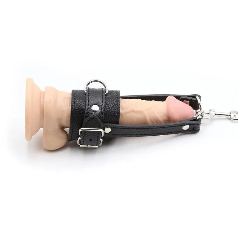 Anneau pénien ajustable en simili cuir noir avec chaîne métal, design élégant et confortable pour moments intimes.