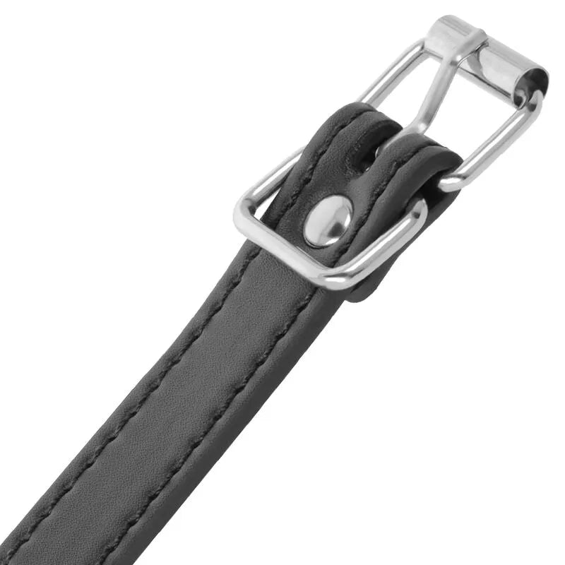 Anneau pénis BDSM vegan noir avec chaîne métal sans nickel, cuir doux, boucle réglable, durable et confortable.