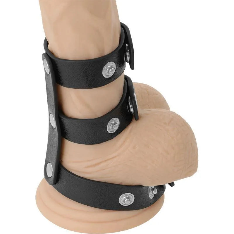 Anneau pénien noir réglable en cuir synthétique avec boutons argentés, pour confort et intensité lors des pénétrations.