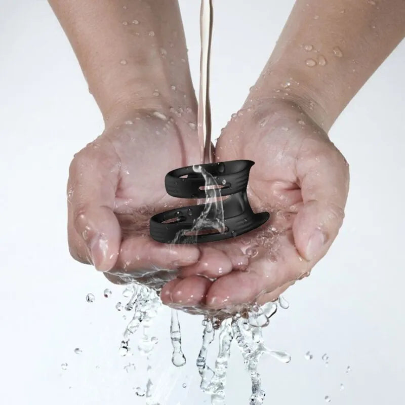 Anneau double noir en silicone ergonomique, étanche, tenu dans des mains sous l'eau, pour confort et plaisir masculin.