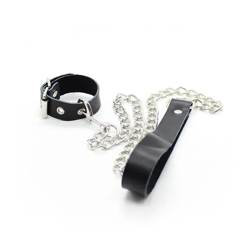 Anneau pénien cuir noir avec chaîne métal ajustable, sangle robuste, design élégant pour sensations BDSM et fétiche.