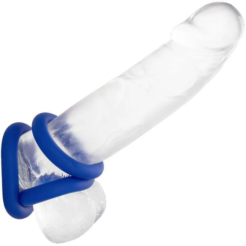Anneau pénien bleu en silicone liquide, souple et résistant, sur support transparent, hypoallergénique et étanche.