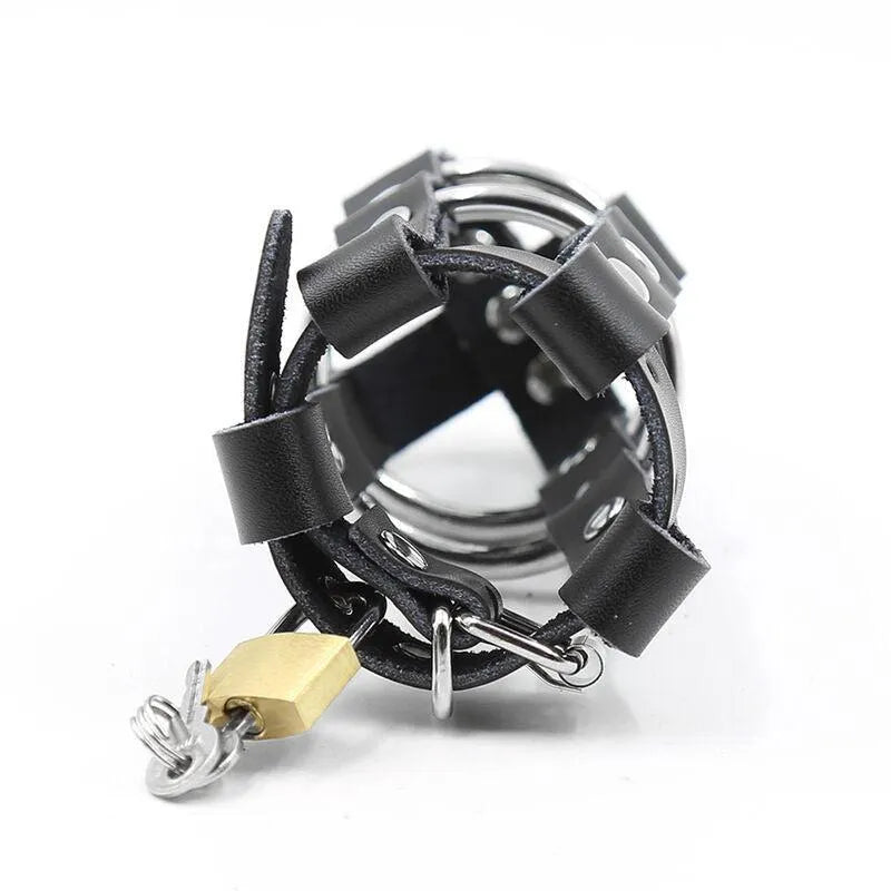 Anneau pénien noir avec sangle ajustable, cadenas doré, matériaux robustes, pour expérience fétiche sécurisée.
