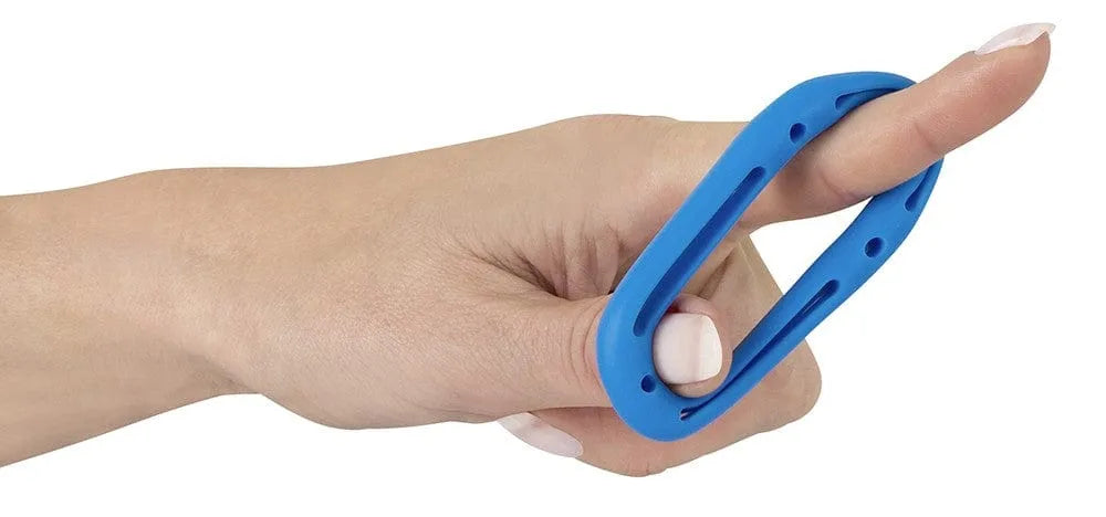 Anneau pénien silicone bleu, extensible, épaisseur 10mm, diamètre extérieur 58mm, intérieur 38mm, sur doigt.