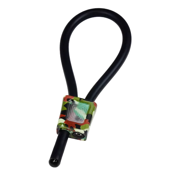 Anneau pénien électrostimulation camouflage, caoutchouc conducteur, réglage aluminium, broches 2mm, design unique.