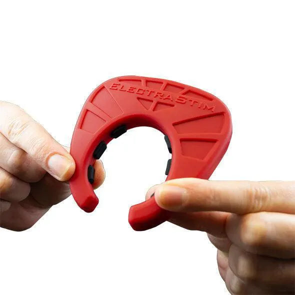 Anneau silicone rouge noir flexible pour électrostimulation intime, forme ovale, ergonomique et antidérapant.