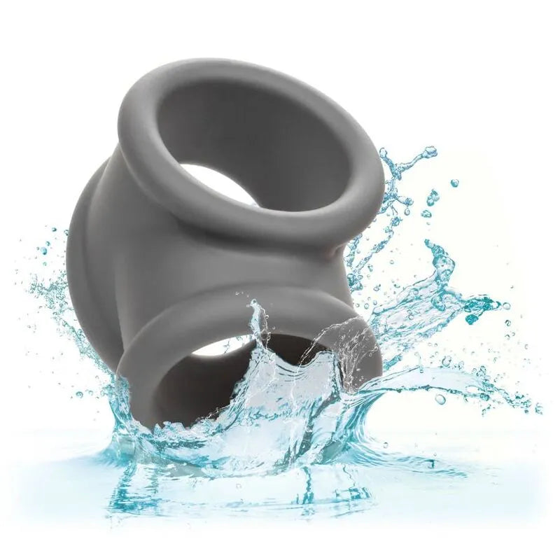 Anneau pénien en silicone liquide gris, double soutien scrotum, imperméable, ultra-extensible, sur fond éclaboussant.