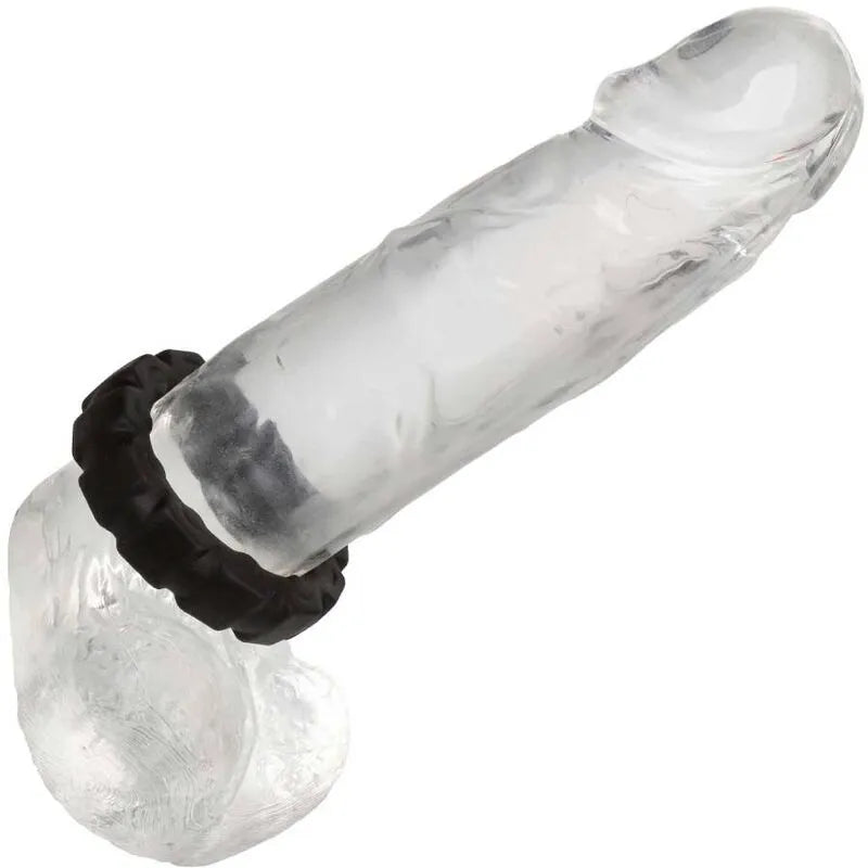 Anneau pénien noir en silicone liquide sur un modèle transparent, extensible, doux, hypoallergénique et étanche.