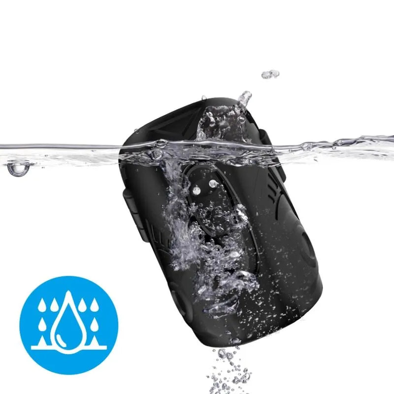 Anneau pénien noir en silicone médical, compact, submersible, avec 9 modes de vibrations, immergé dans l'eau.