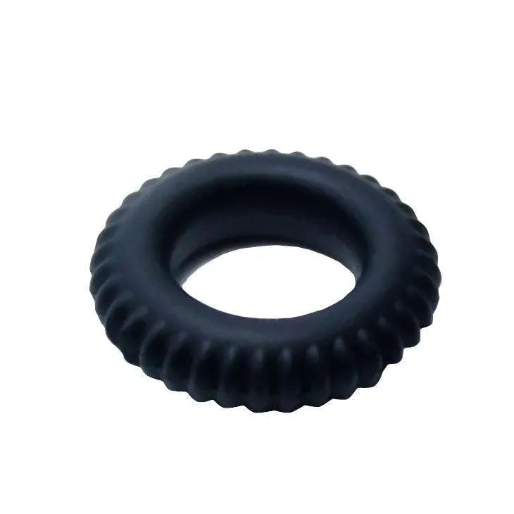 Anneau silicone noir texturé, submersible, retardateur d'éjaculation, flexible et hypoallergénique pour plaisir prolongé.