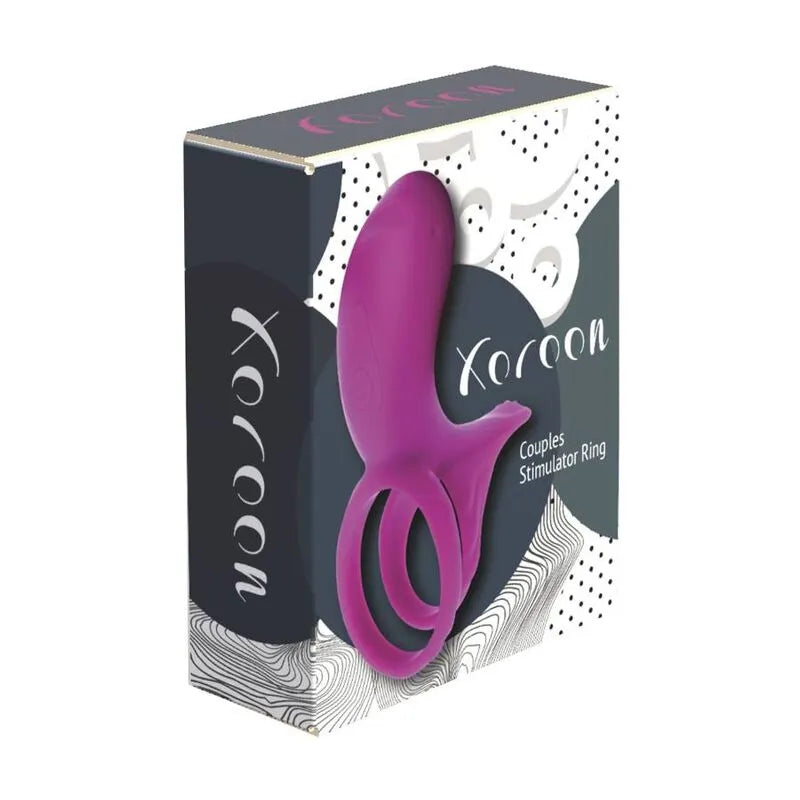 Anneau stimulateur Xocoon violet, ergonomique, silicone, sur emballage élégant noir et blanc, pour couples.