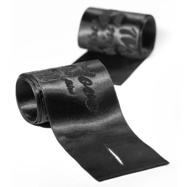 Ruban satiné noir élégant pour jeux intimes, texture douce, idéal pour moments sensuels, accessoires de plaisir.