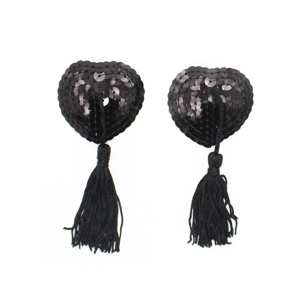 Accessoires bondage noirs en simili cuir et fausse fourrure, incluant masque, fouet, bâillon boule et pinces mamelons.