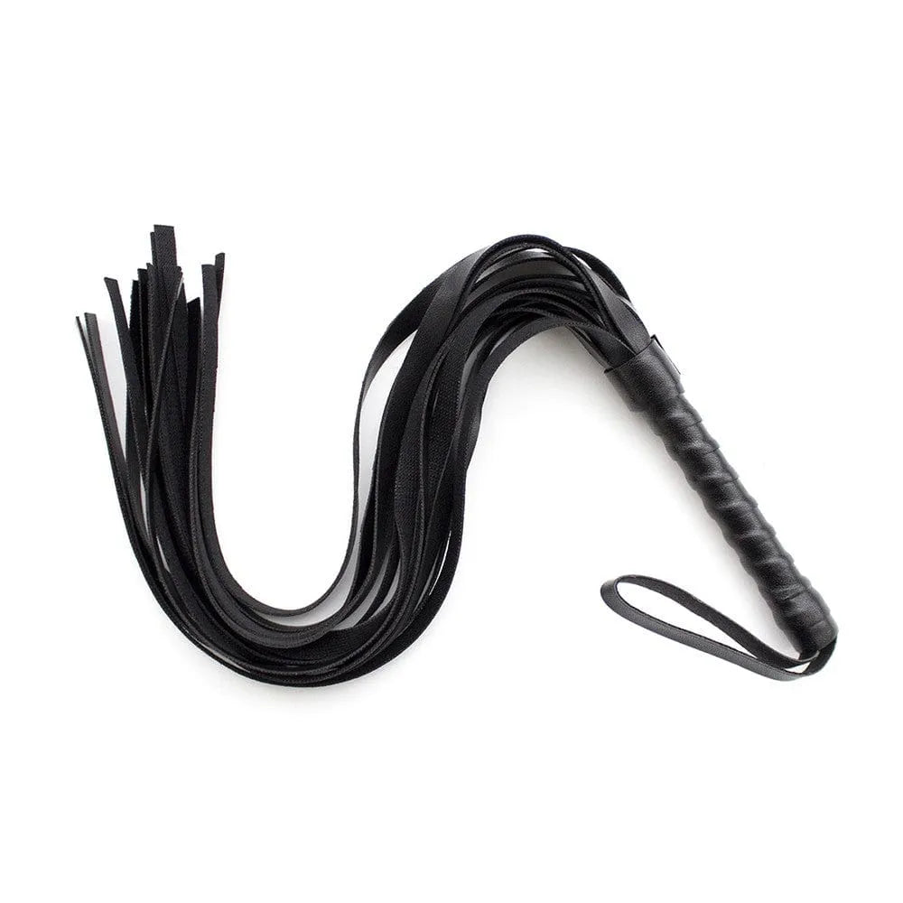 Fouet en simili cuir noir avec lanières, manche texturé, accessoire de coffret bondage initiation.