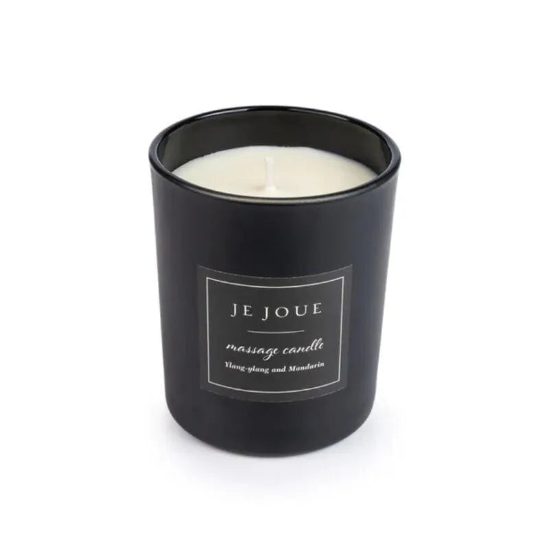 Bougie massage soja noire élégante, coffret intime Je Joue Luxe, motif plume or rose, ambiance sensuelle.
