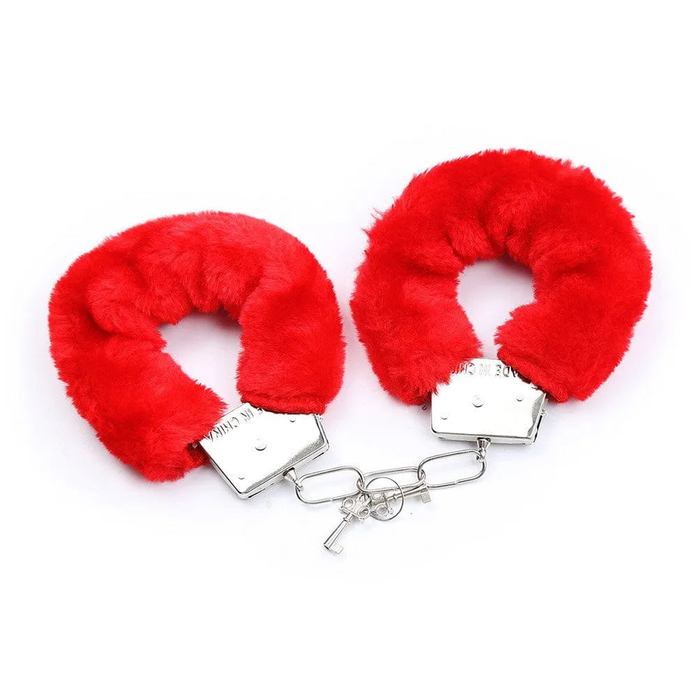 Menottes rouges en fourrure amovible avec clés, masque noir élastique et plumes blanches pour soirée romantique.