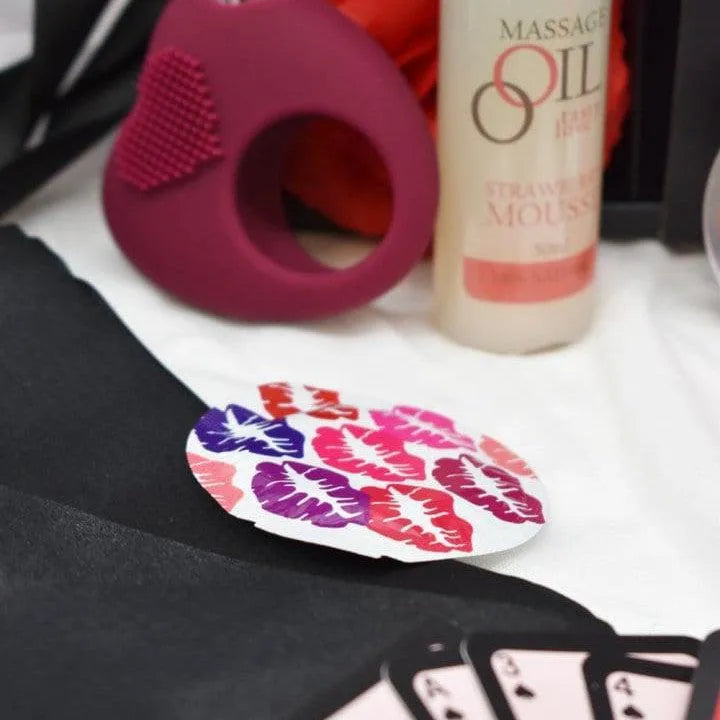 Coffret romantique avec bougie, huile de massage, bandeau satiné, masque dentelle, pétales soie, accessoires intimes.