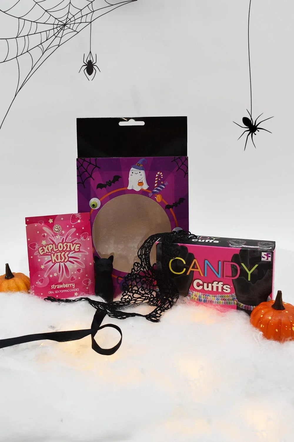 Coffret Coquin Halloween Femme: masque noir, menottes, bonbons, vibromasseur chat, ambiance mystérieuse et sensuelle.