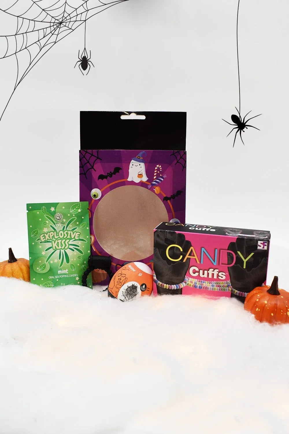 Coffret coquin homme Halloween avec bonbons menthe, menottes sucrées, anneau vibrant, ambiance mystère et passion.