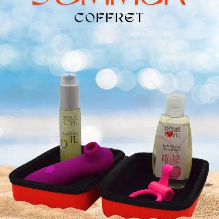 Coffret couple été: stimulateur violet, anneau rose, huile massage, sur fond plage, accessoires intimes naturels.