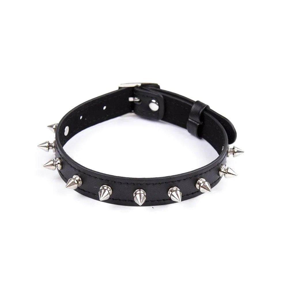 collier fétichiste noir picots argenté réglable longueur ajustable confort sécurité PVC rivets métal robuste durable sexy audacieux