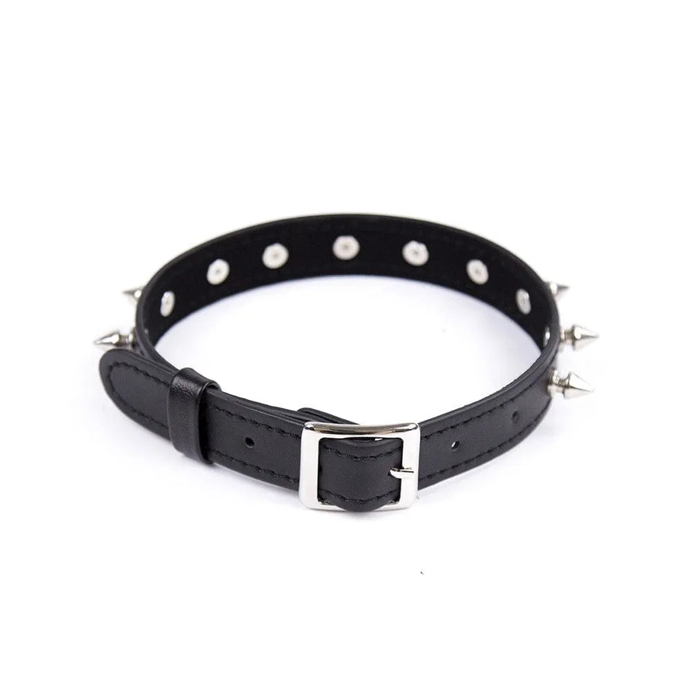 Collier BDSM noir en PVC avec picots argentés, réglable, rivets métal, robuste et élégant, 43 cm de longueur totale.