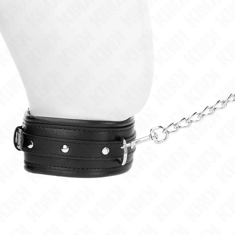 Collier BDSM en cuir noir avec boucles métalliques polies, ajustable et robuste, idéal pour débutants et experts.