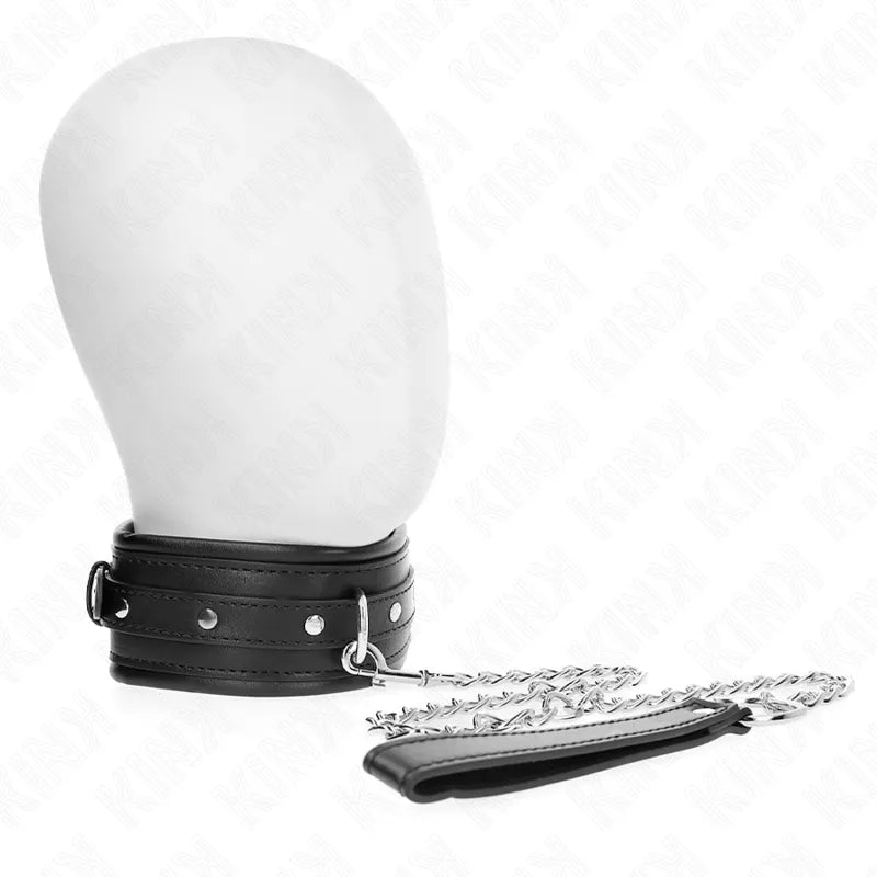 Collier BDSM en cuir noir avec boucles métalliques polies, élégant et fonctionnel, sur présentoir blanc.