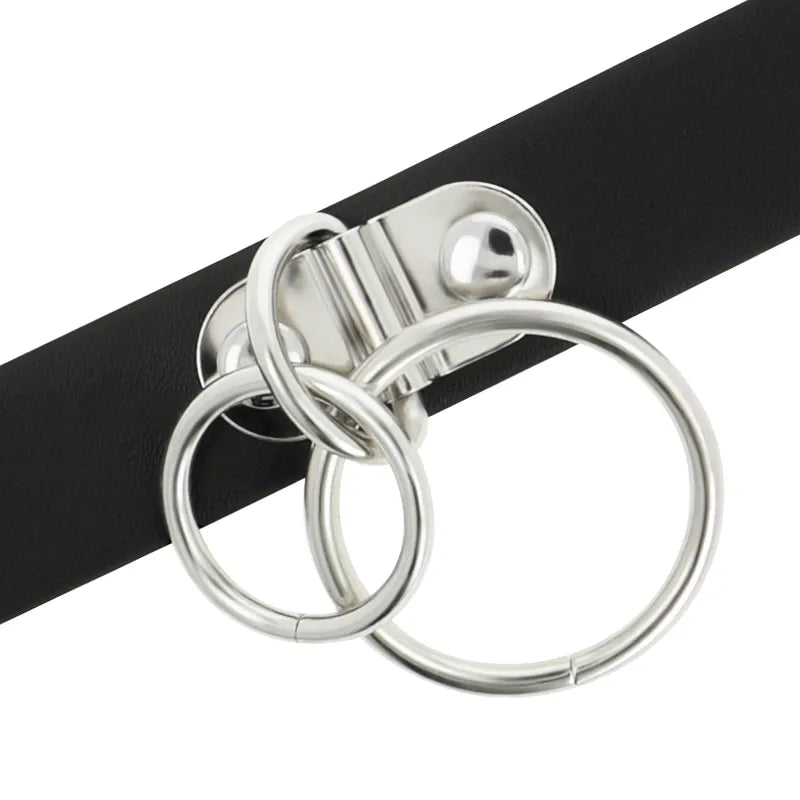 Collier BDSM noir en similicuir végétalien avec anneaux métalliques, ajustable, élégant et audacieux pour moments fétichis...